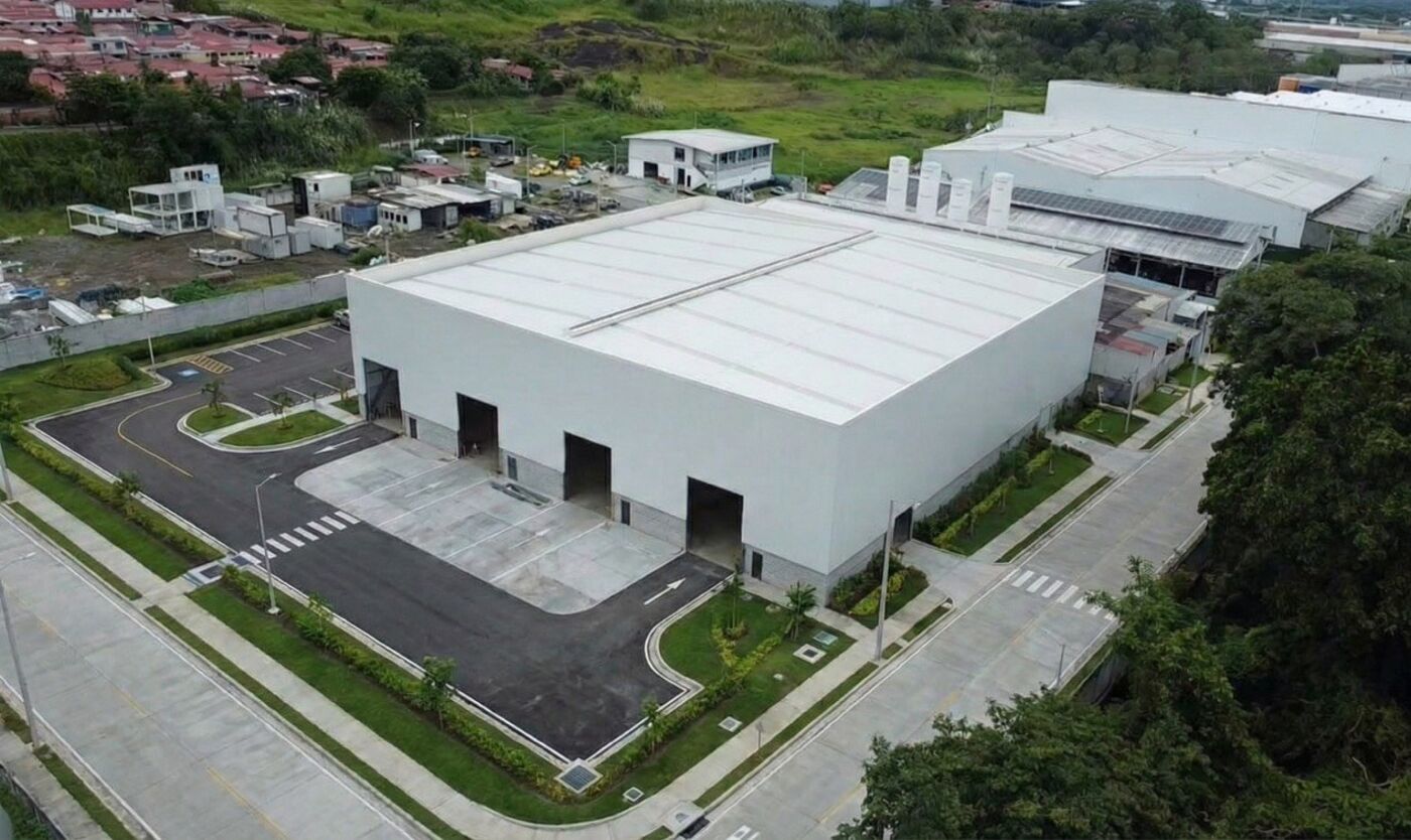 Vista aérea de la nave de fabricación del grupo en el Centro Industrial PEB, Las Mañanitas, Panamá